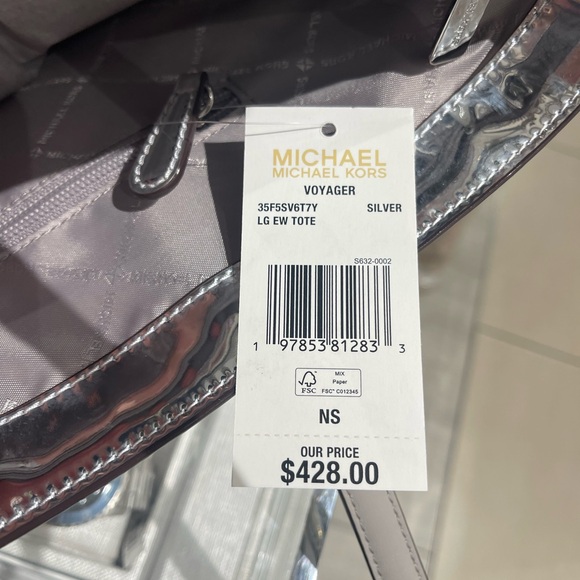 MICHAEL KORS Voyager Large Patent Logo Debossed EW Shoulder Tote Bag
Silver
NWT - Picture 9 of 16